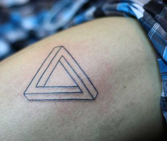 Tatuagem nas coxas da menina - triângulo