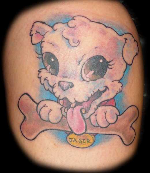 Tatuagem nas coxas da menina - um pequeno cão com um osso