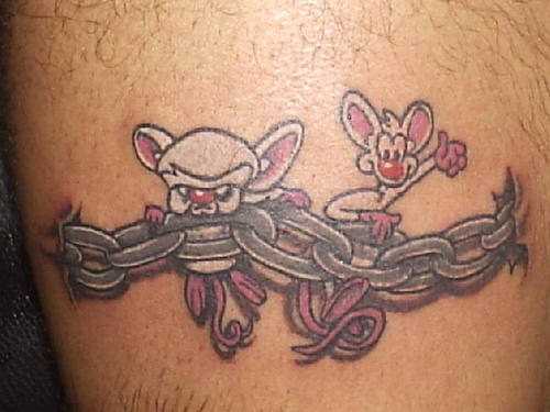 Tatuagem nas coxas do cara - a cadeia e o rato