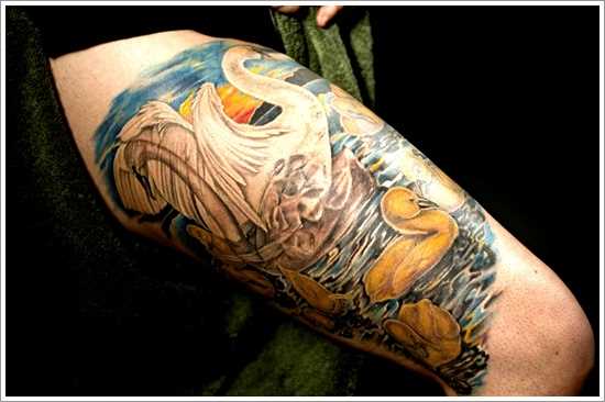 Tatuagem nas coxas do cara - cisne