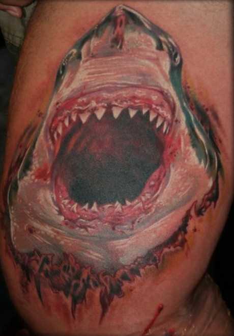 Tatuagem nas coxas do cara - de tubarão