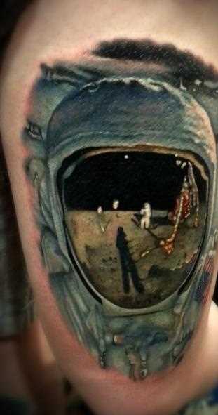 Tatuagem nas coxas do cara - o espaço