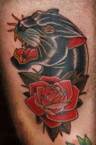 Tatuagem nas coxas do cara - pantera e rosa