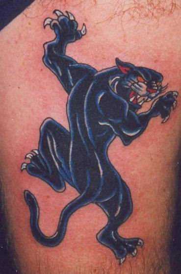 Tatuagem nas coxas do cara - pantera