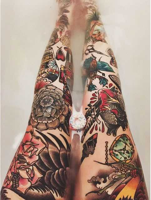 Tatuagem nas pernas da menina no estilo oldschool -relógio, prokolotoe coração, pássaros, flores