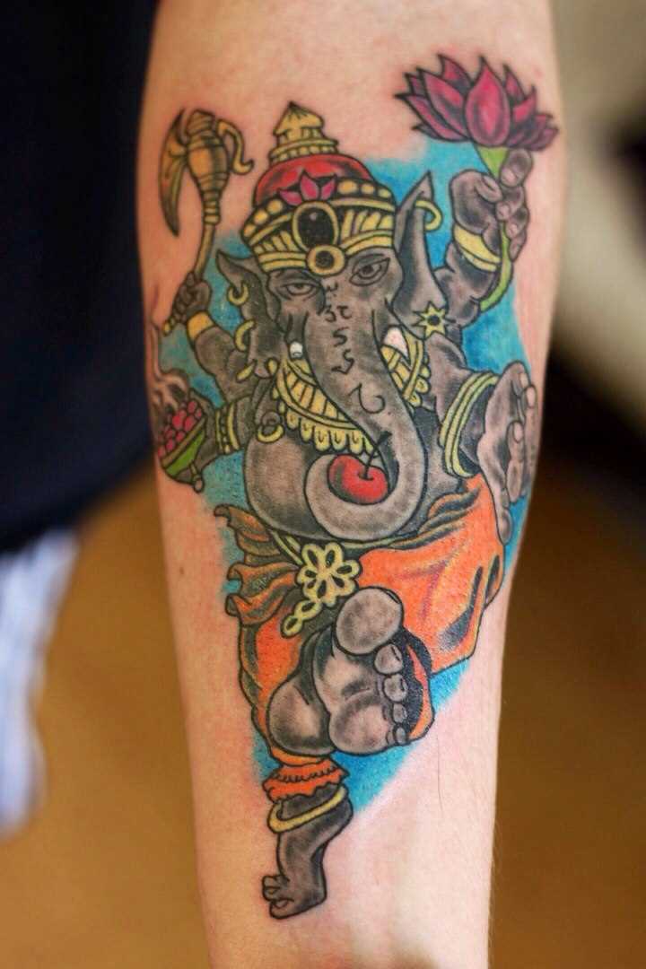 Tatuagem no antebraço, as meninas - elefante Ganesh