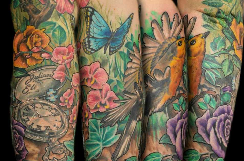 Tatuagem no antebraço, as meninas - relógio de bolso, flores, borboleta e pássaro