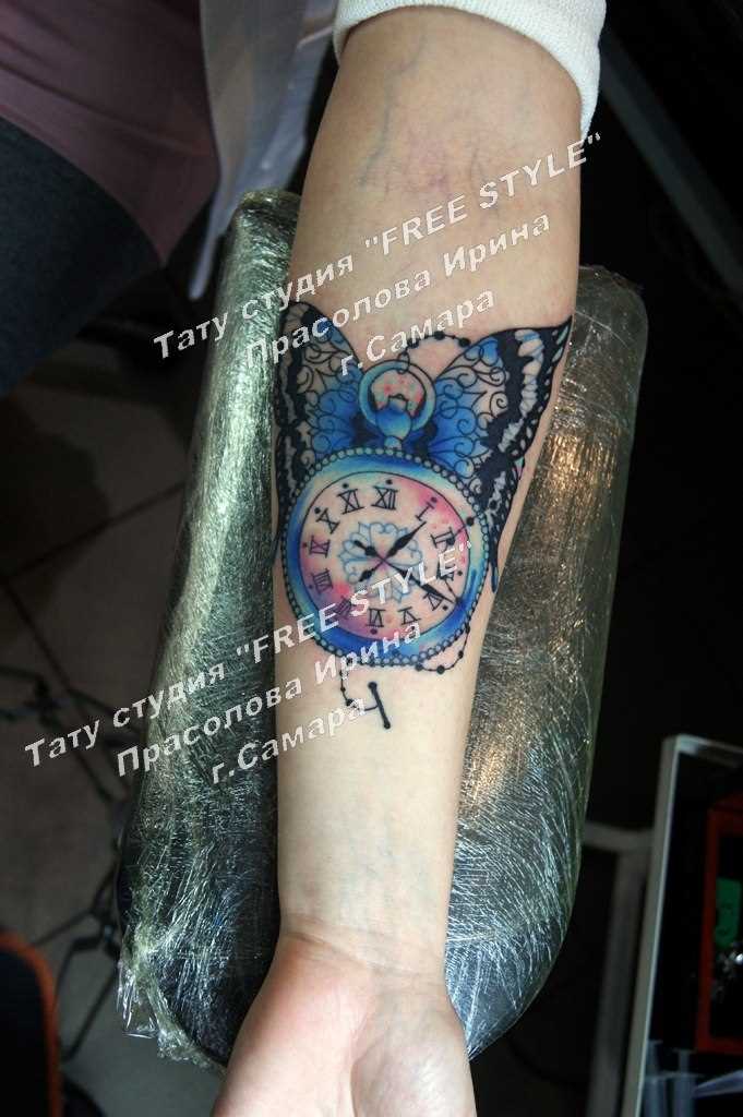 Tatuagem no antebraço, as meninas - relógio e uma borboleta