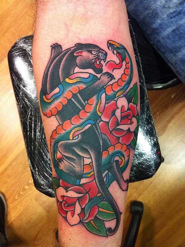 Tatuagem no antebraço cara - a pantera, de cobra e de rosas