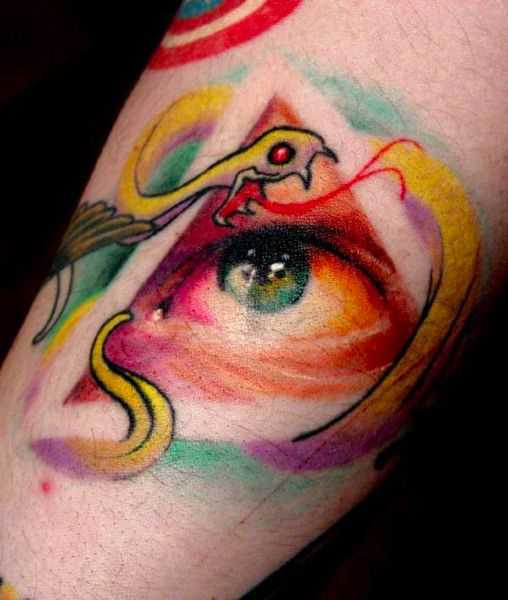 Tatuagem no antebraço cara - a pirâmide com o olho e a cobra