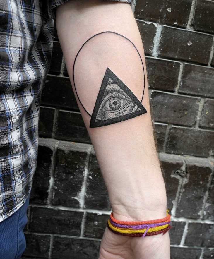 Tatuagem no antebraço cara - a pirâmide com o olho e o círculo