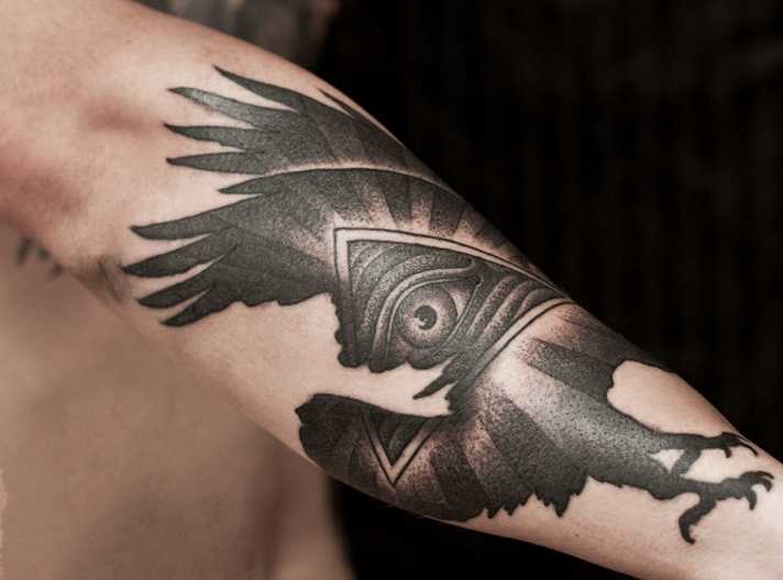 Tatuagem no antebraço cara - a pirâmide com o olho e o pássaro