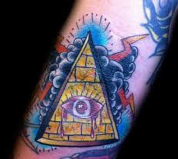 Tatuagem no antebraço cara - a pirâmide com o olho e o relâmpago