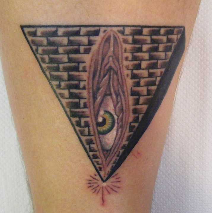 Tatuagem no antebraço cara - a pirâmide com o olho