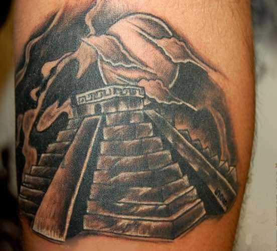 Tatuagem no antebraço cara - a pirâmide ea lua