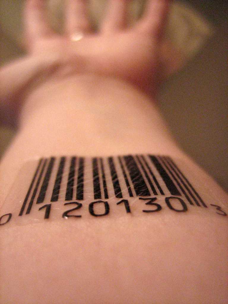 Tatuagem no antebraço cara - código de barras