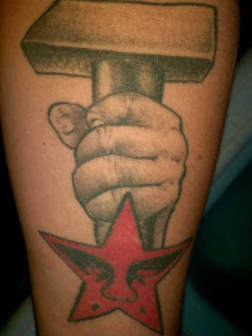 Tatuagem no antebraço cara - de-martelo na mão e uma estrela