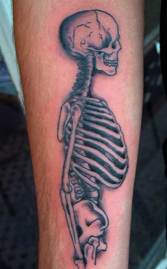 Tatuagem no antebraço cara - esqueleto