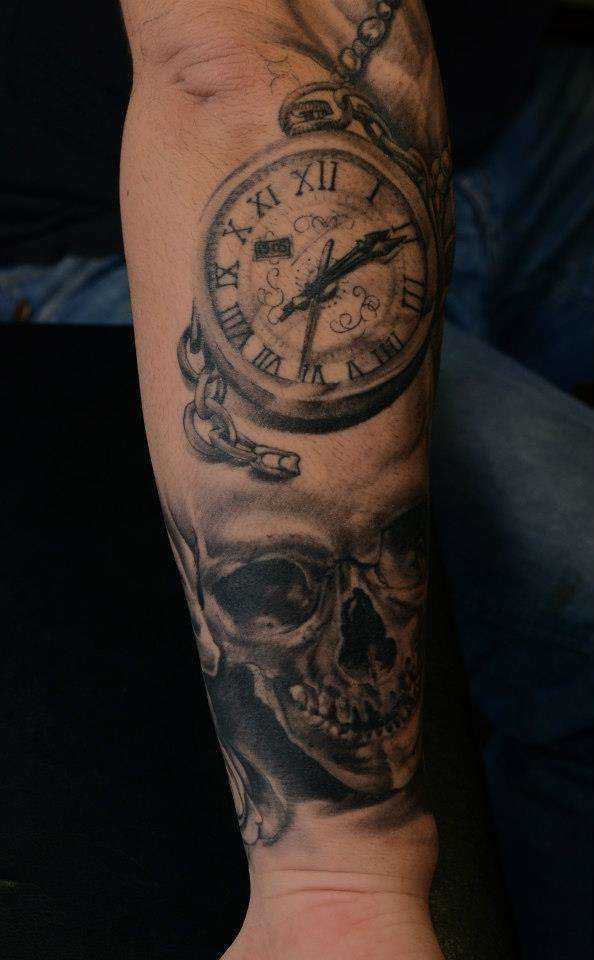 Tatuagem no antebraço cara - relógio de bolso e o crânio