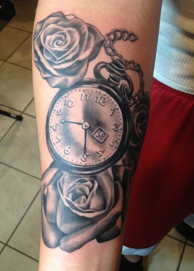 Tatuagem no antebraço cara - relógio de bolso e rosas