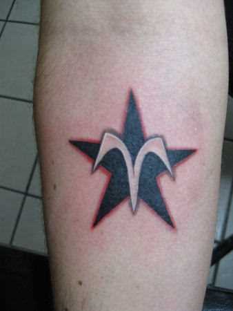 Tatuagem no antebraço cara - signo de áries e a estrela