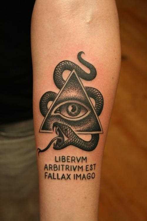 Tatuagem no antebraço da menina - a pirâmide com o olho, a inscrição e a cobra