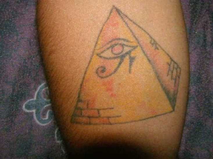 Tatuagem no antebraço da menina - a pirâmide com o olho