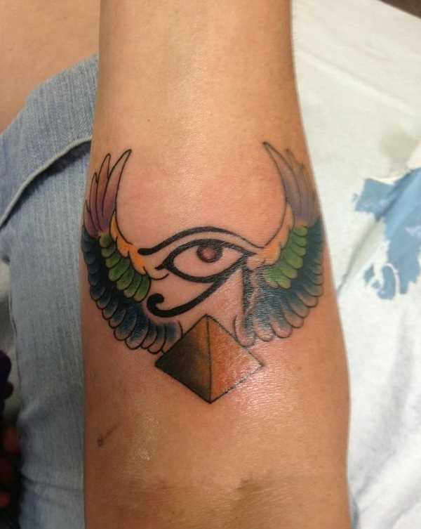 Tatuagem no antebraço da menina - a pirâmide e o olho com asas