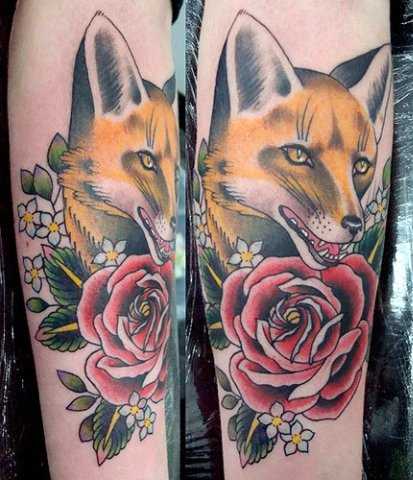 Tatuagem no antebraço da menina - a raposa e rosa