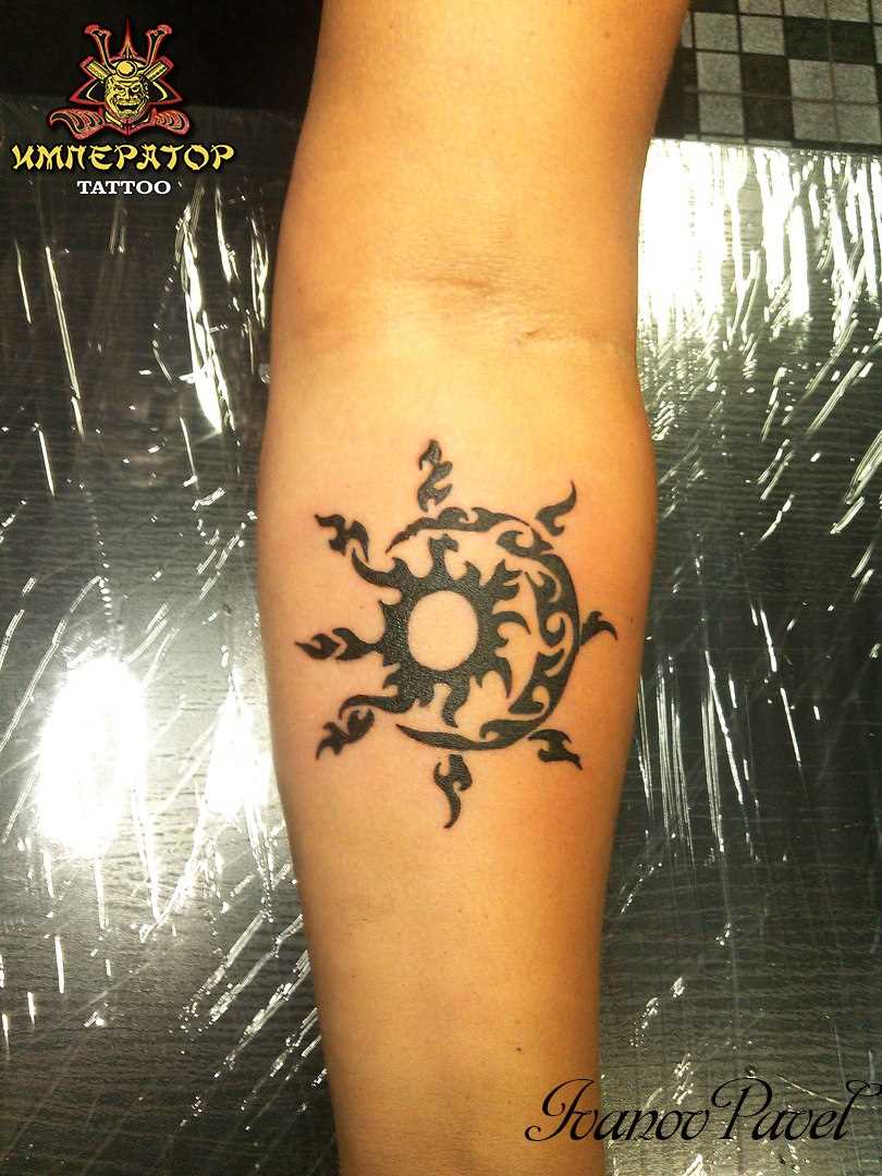 Tatuagem no antebraço da menina - da-lua e o sol