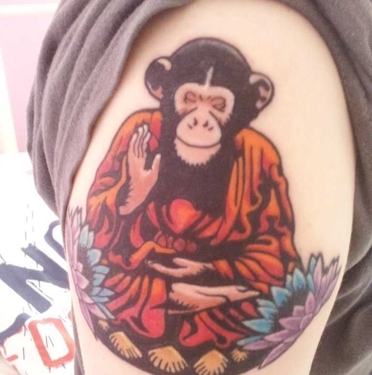 Tatuagem no antebraço da menina - macaco e flores