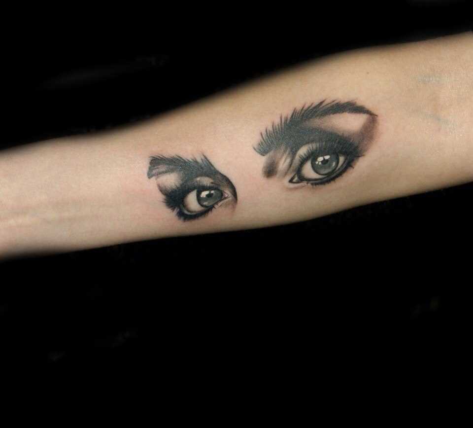 Tatuagem no antebraço da menina - os olhos de