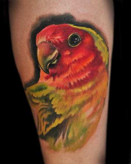 Tatuagem no antebraço da menina - papagaio