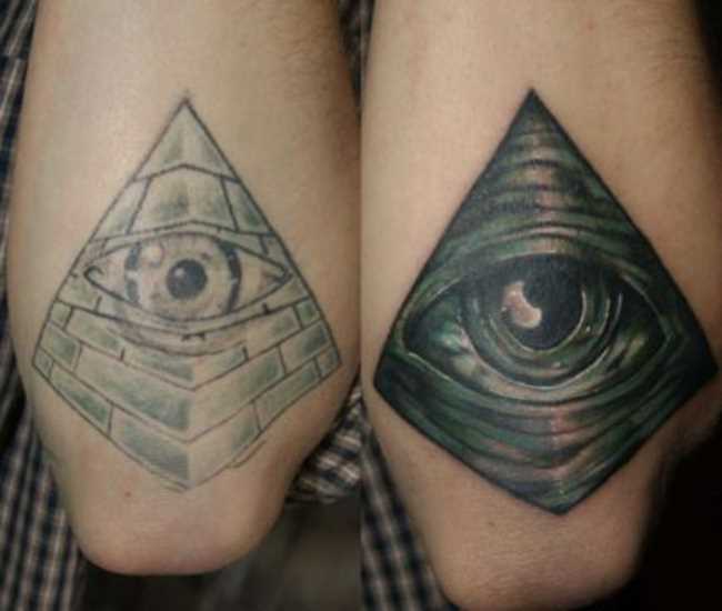 Tatuagem no antebraço de um cara em forma de pirâmide com o olho