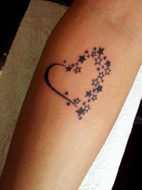 Tatuagem no antebraço de uma menina, coração e estrela