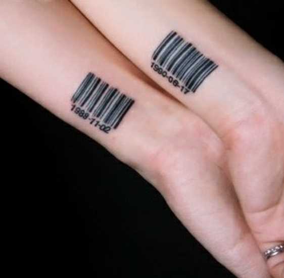 Tatuagem no antebraço de uma menina e um cara - código de barras