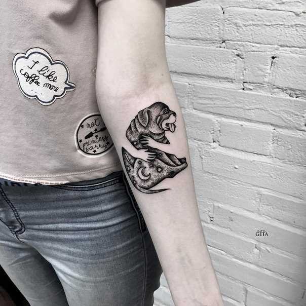 Tatuagem no antebraço de uma menina no estilo dotvork - espacial cão