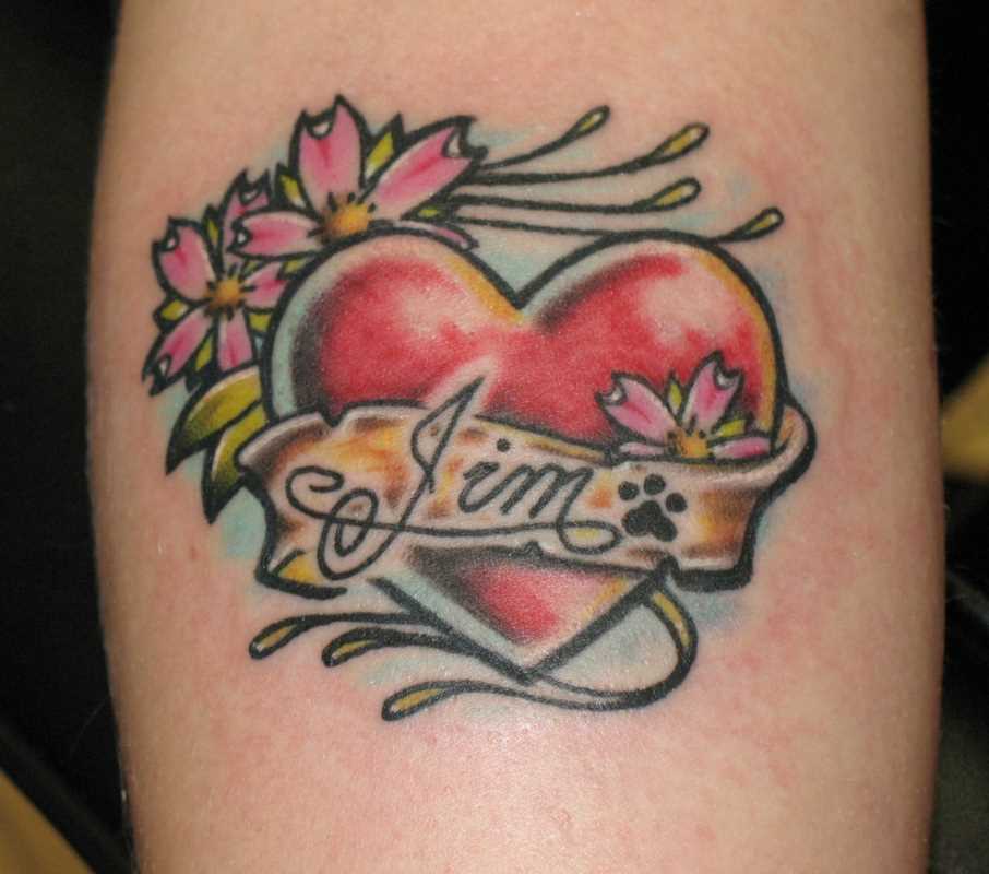 Tatuagem no antebraço de uma menina - o coração, a inscrição e sakura
