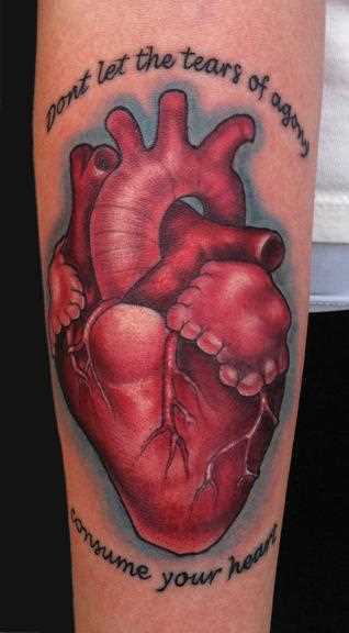 Tatuagem no antebraço de uma menina - o coração e a inscrição