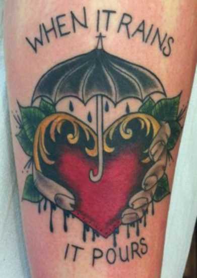 Tatuagem no antebraço de uma menina - o coração, guarda-sol, a chuva e a inscrição