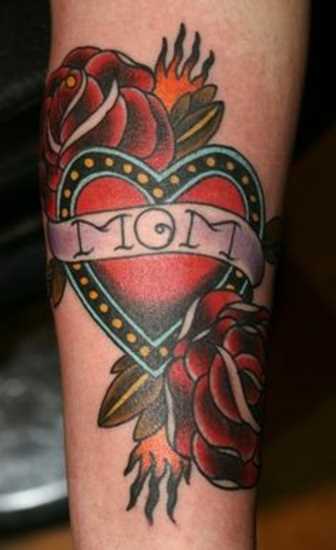 Tatuagem no antebraço de uma menina - o coração, rosas e inscrição