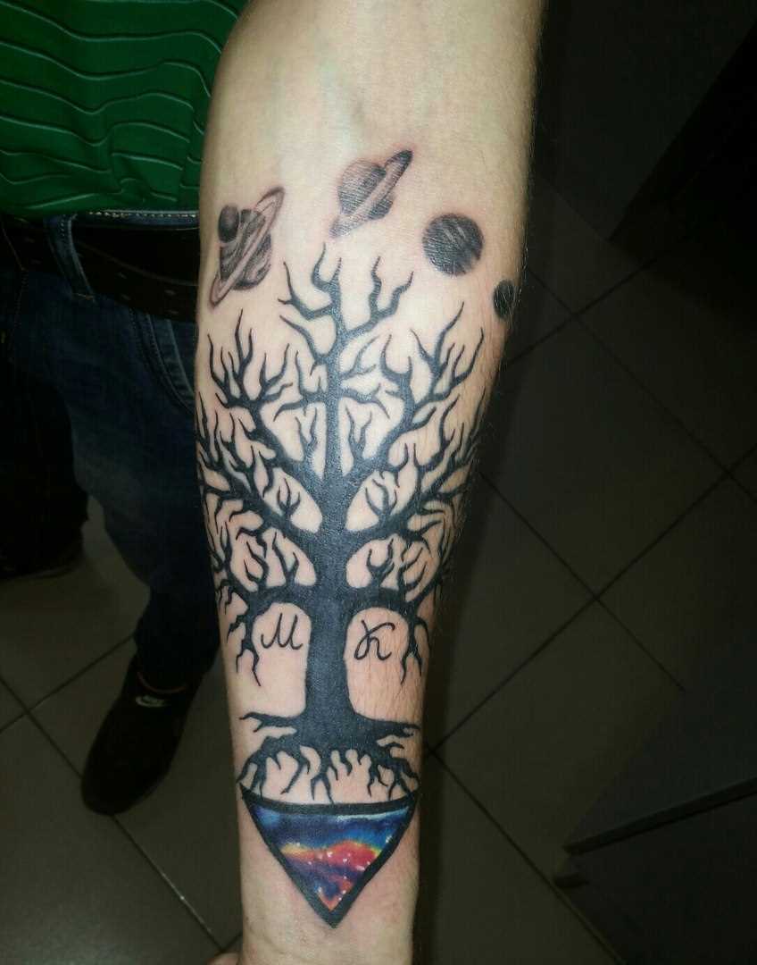 Tatuagem no antebraço do cara - a árvore e o planeta
