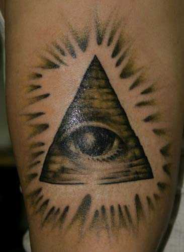 Tatuagem no antebraço do cara - a pirâmide com o olho
