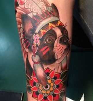 Tatuagem no antebraço do cara - de- cão-índio