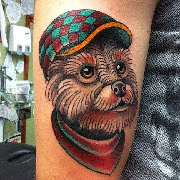 Tatuagem no antebraço do cara - de- cão na tampa
