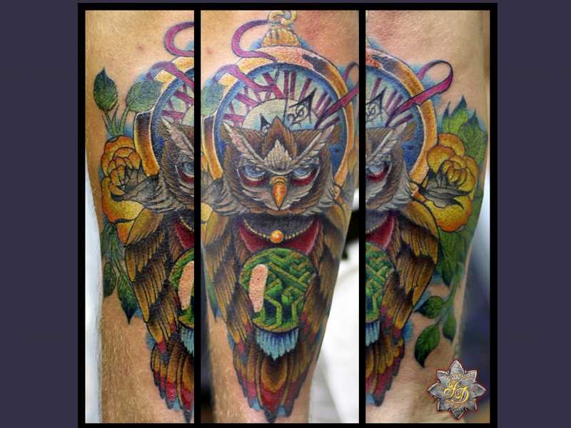 Tatuagem no antebraço do cara - de- coruja e relógios
