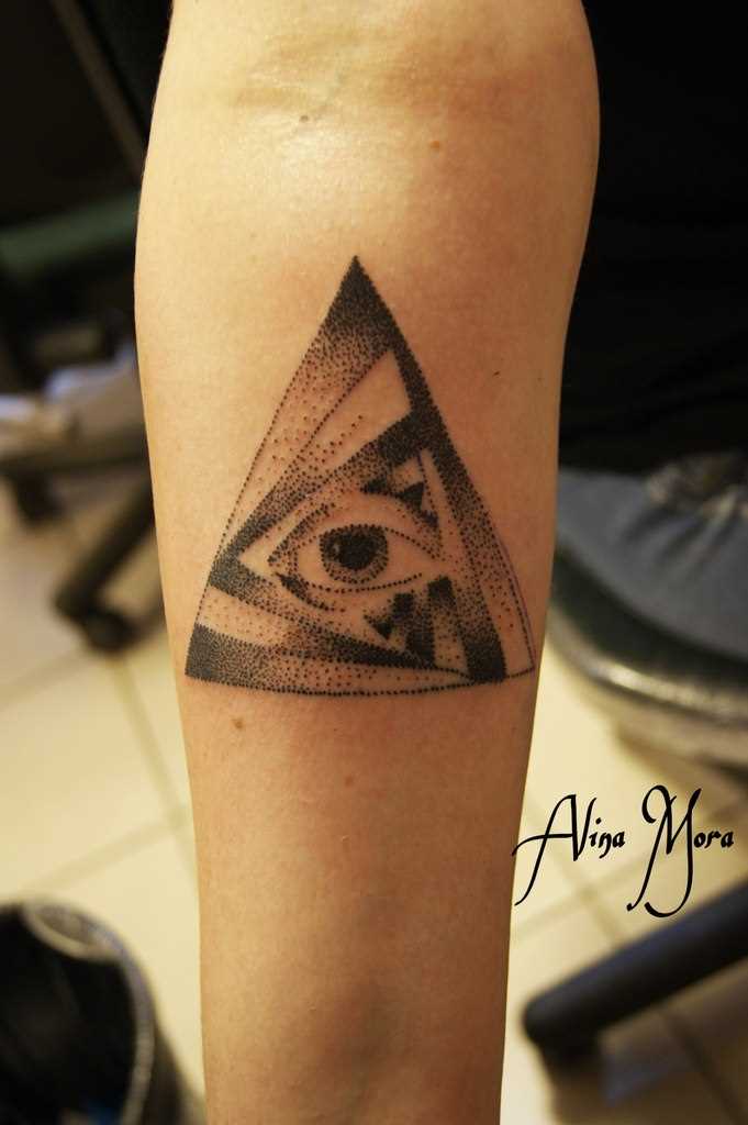 Tatuagem no antebraço do cara - de olho no triângulo