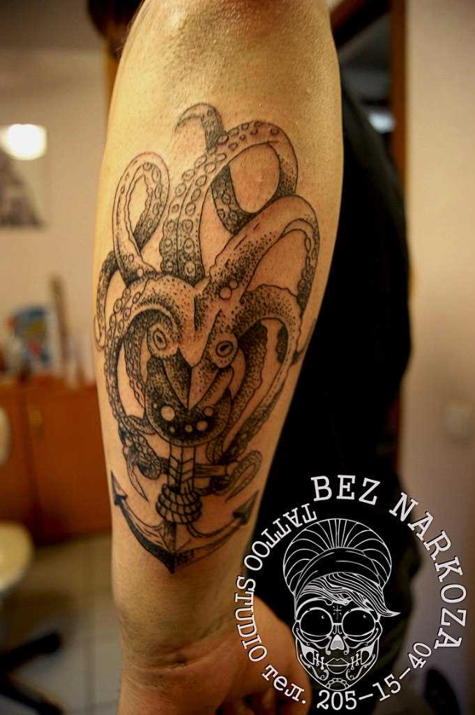 Tatuagem no antebraço do cara - de- polvo e âncora