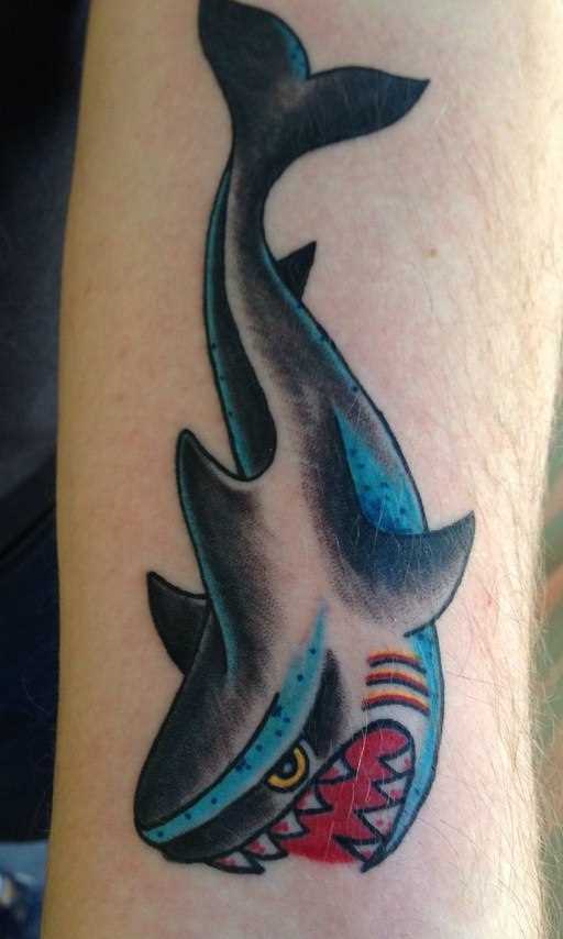 Tatuagem no antebraço do cara - de tubarão