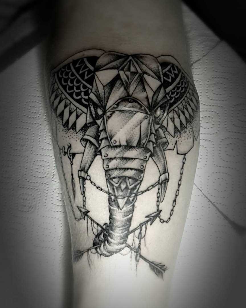 Tatuagem no antebraço do cara - elefante
